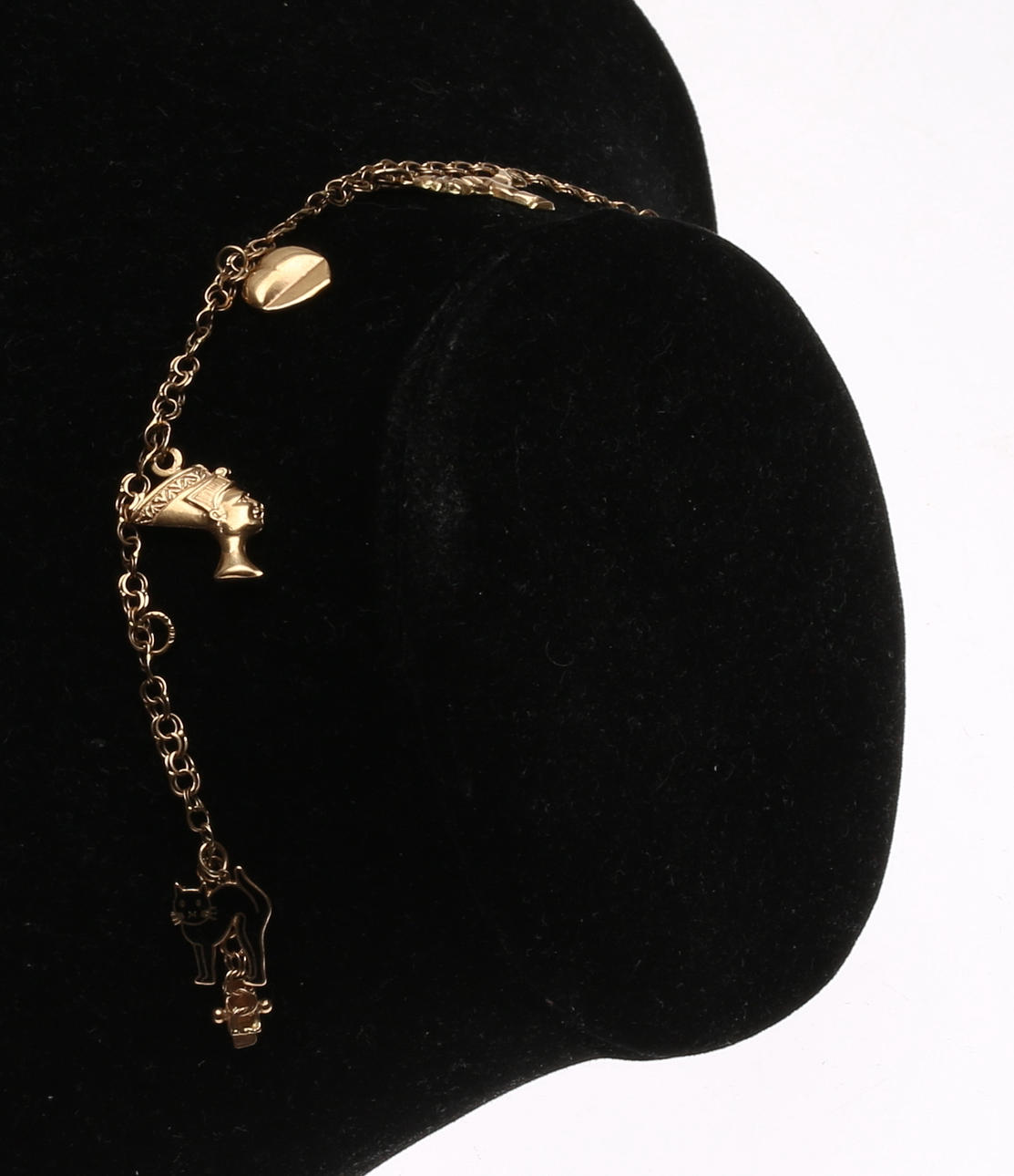 PULSERA CON CHARM, oro, 18k, peso aprox. 6,6 gramos.