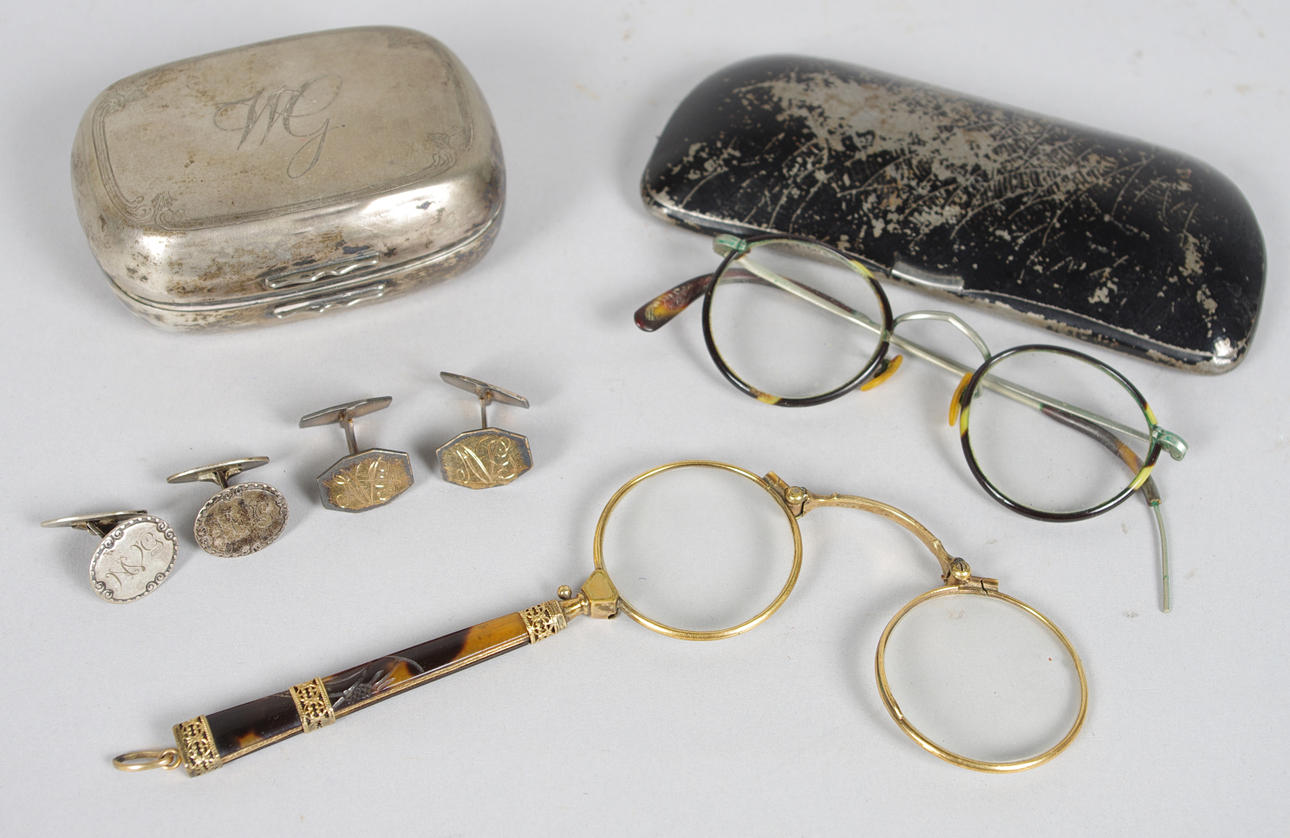 SILVERDOSA, MANSCHETTKNAPPAR SAMT GLASÖGON.