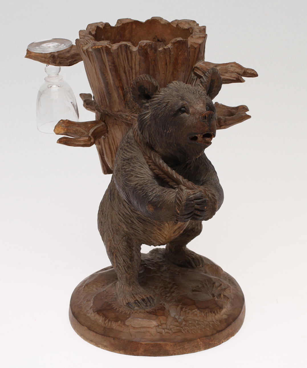 GLASSTÄLL, i form av björn, trä, tidigt 1900-tal.