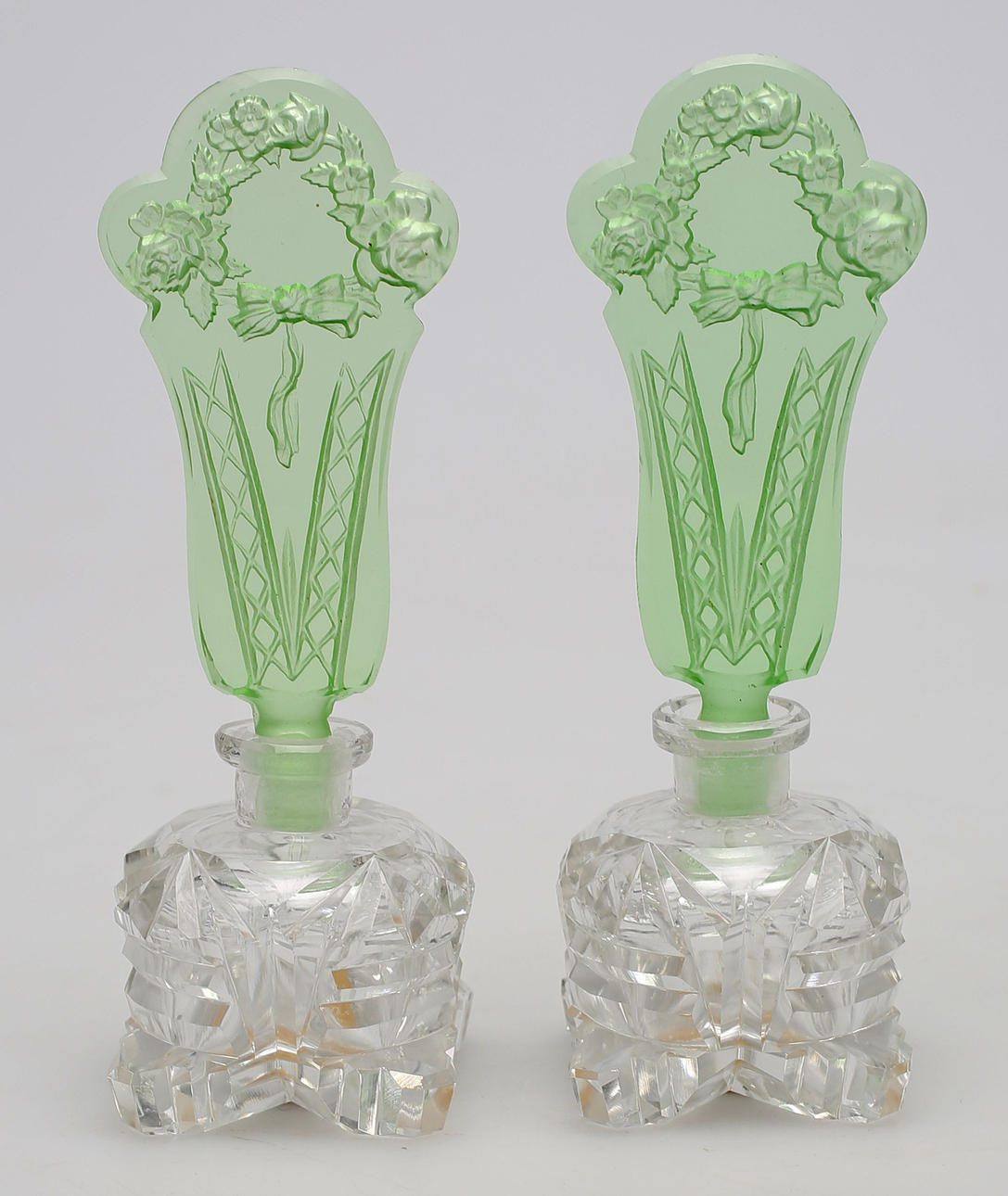 PARFYMFLASKOR, ett par, glas, Tjeckoslovakien, 1900-talets andra hälft.