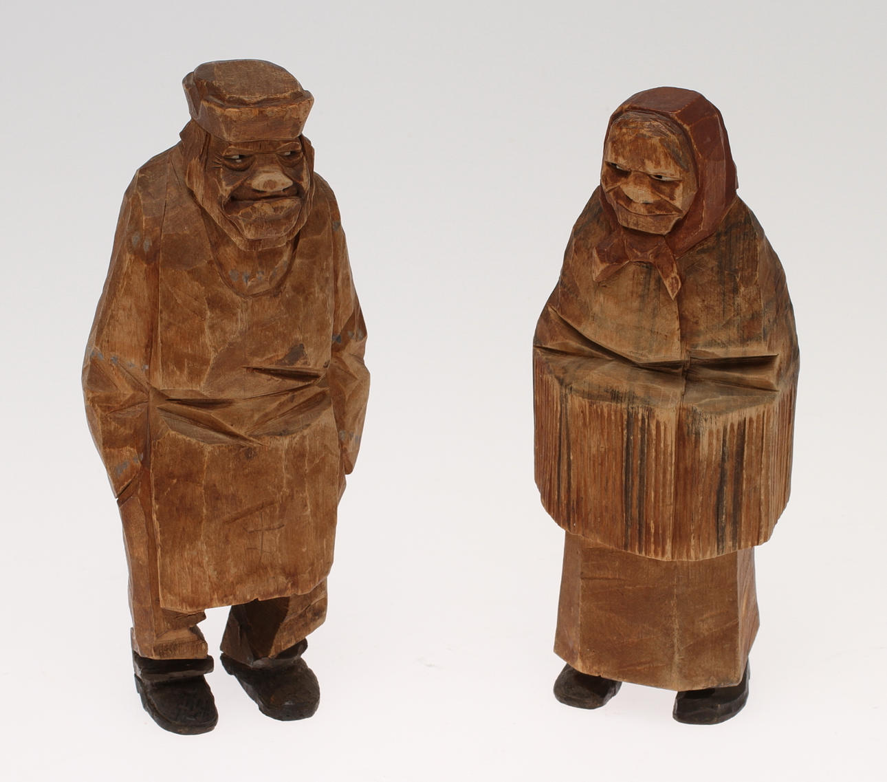 FIGURINER, 2 st, snidat trä, gubbe och gumma, osignerade, 1900-tal.