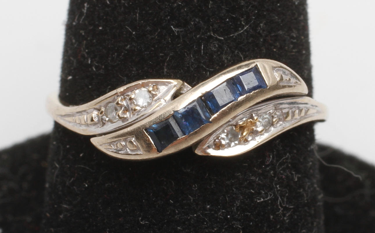 RING, 18k guld, med stenar, vikt ca 1.8 gr.