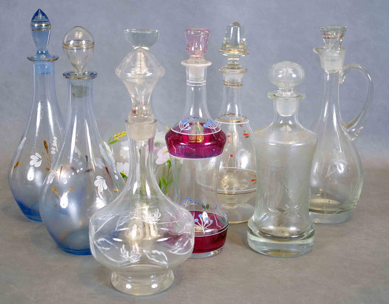 KARAFFER, 8 stycken, glas med målad/etsad dekor.