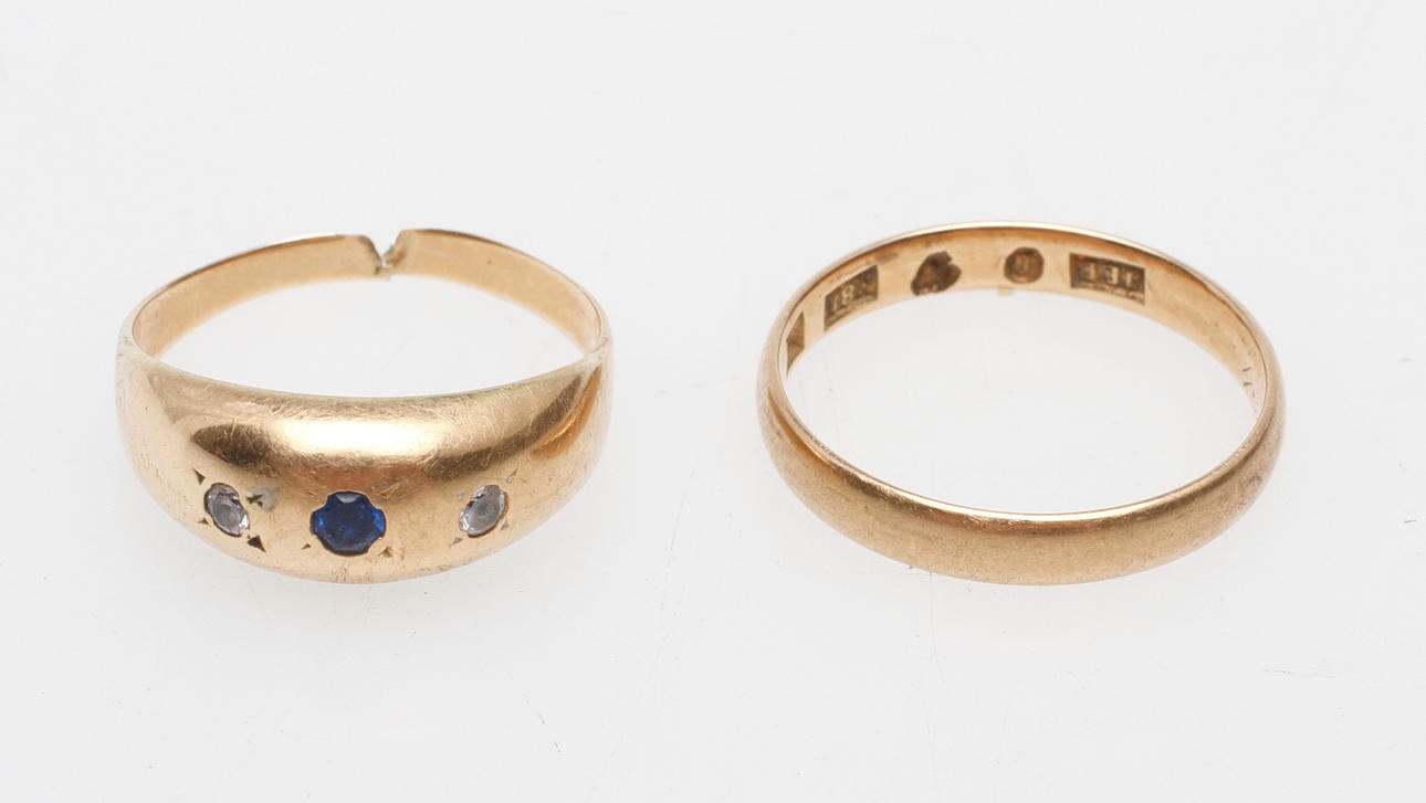 RINGAR, 2 st, 18k guld, vikt ca 4,6 gr.