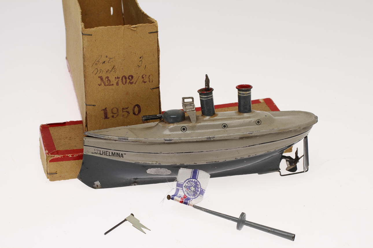 BING KANONBÅT "WILHELMINA", 1900 - 10-tal, ljus- och mörkgrå lackerad plåt, urverk.