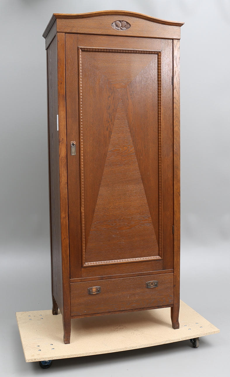 LINNESKÅP/GARDEROB, 1900-talets början.