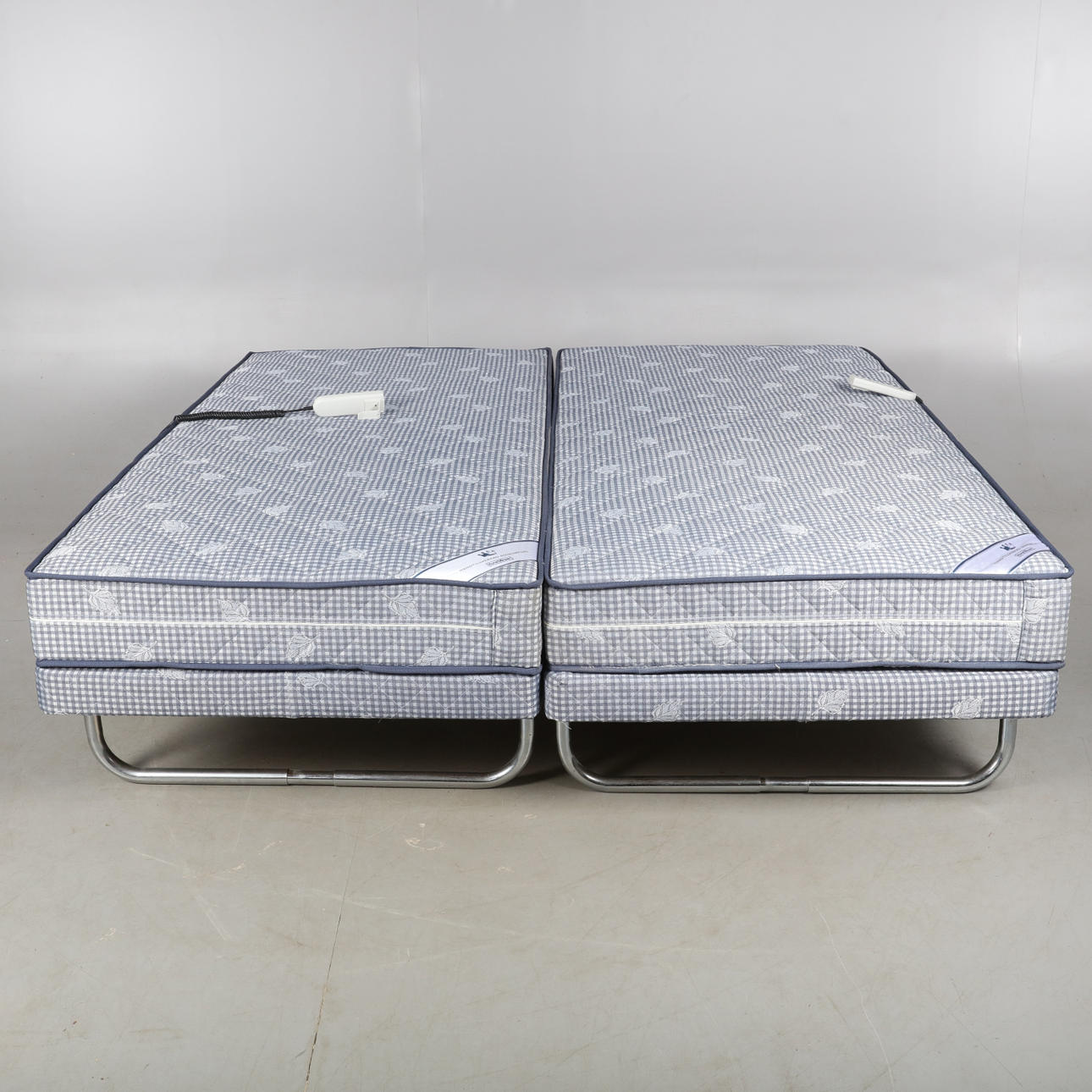 SÄNGAR, ställbara, Kungsängen, samtida.