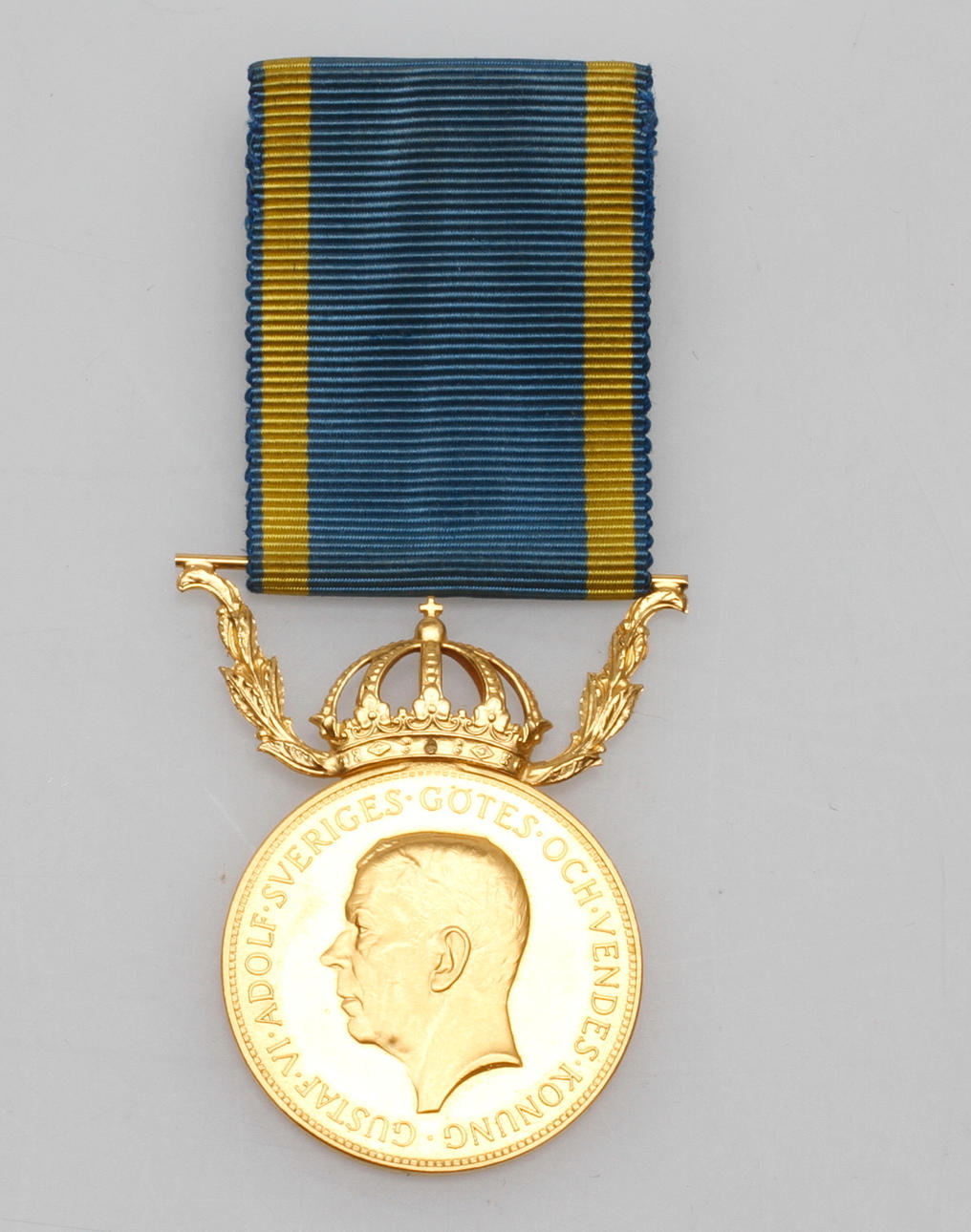 MEDALJ, 18k samt 23k guld, total vikt inkl band ca 17 gr.