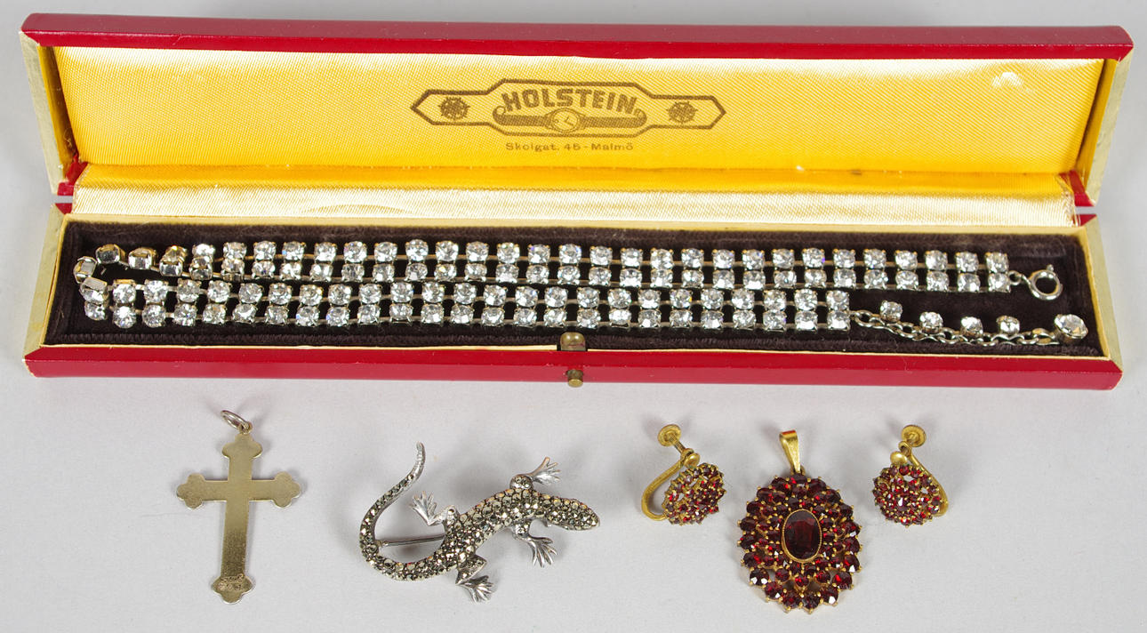 SMYCKEN, 6 delar, brosch, hängen, örhängen samt halsband.