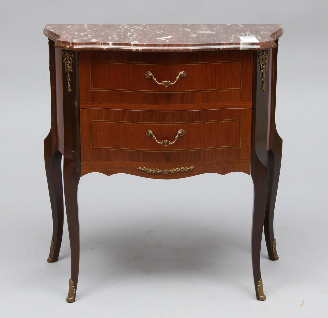 BYRÅ, rokokostil, stenskiva samt STOLAR, 2 st, rokokostil. 1900-tal.