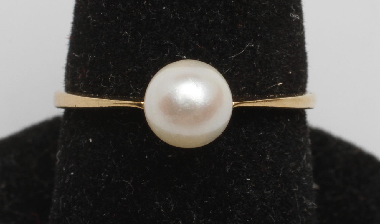 RING,18k guld, med pärla, vikt ca 1,5 gr.