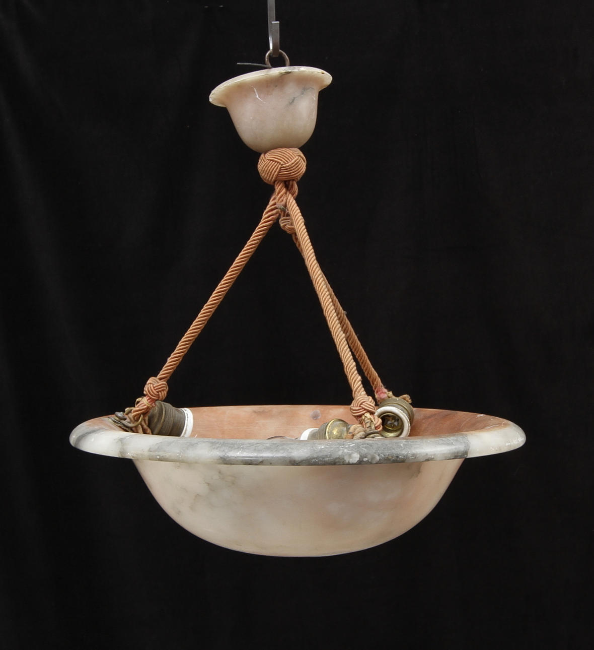 TAKLAMPA, alabaster, 1900-talets första tredjedel.