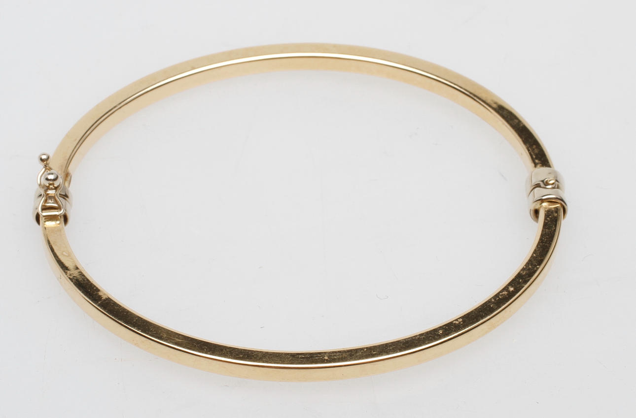 STEL ARMRING, 18k guld, vikt ca 6,2 gr.