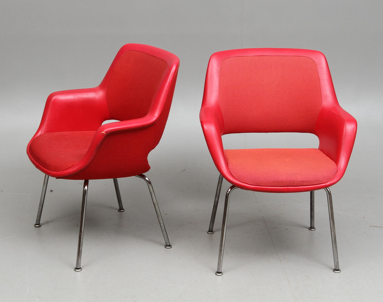 KARMSTOLAR, 2 st, "Kilta" Olli Mannermaa för Martel Oy, Finland. Ritade 1955, etikettmärkta "Martel".