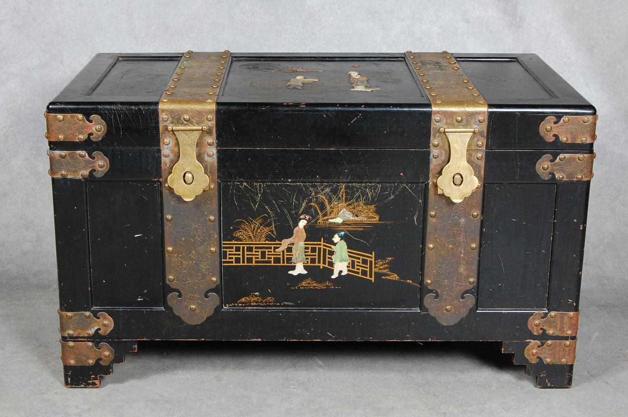 KISTA, Kina, med pärlemor, sten, inköpt 1950.