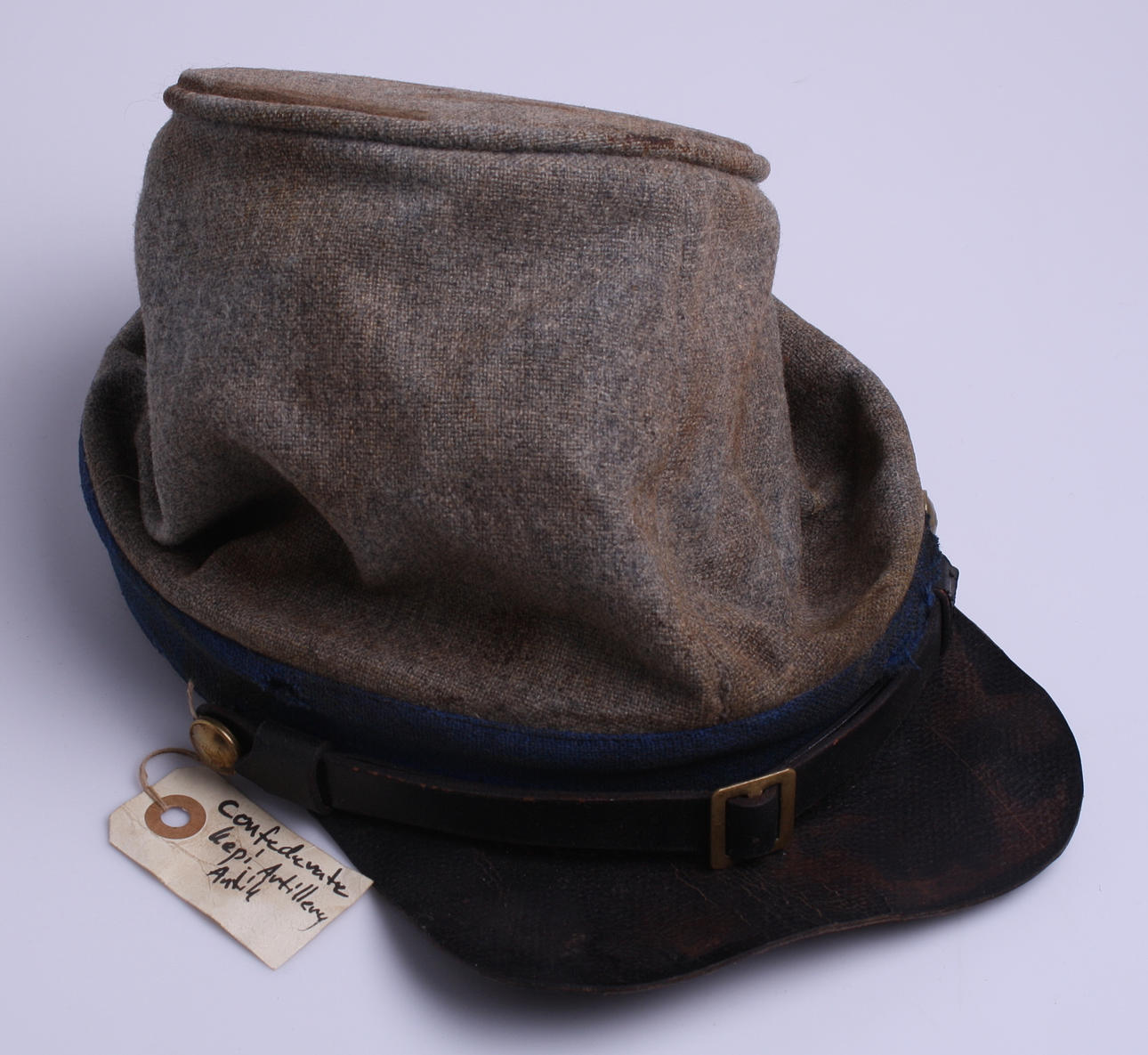 KEPSMÖSSA - SYDSTATARE, grå, blått band, läderskärm, 1800-tal, USA.