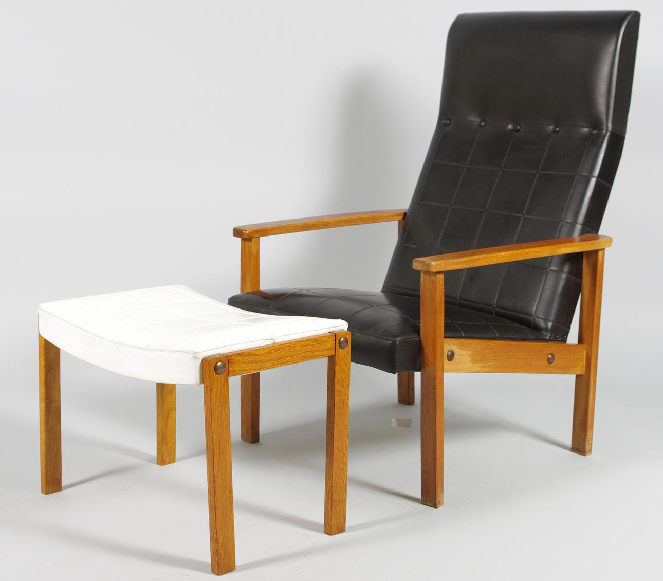 FÅTÖLJ MED FOTPALL, teak med svart/vit galonklädsel.