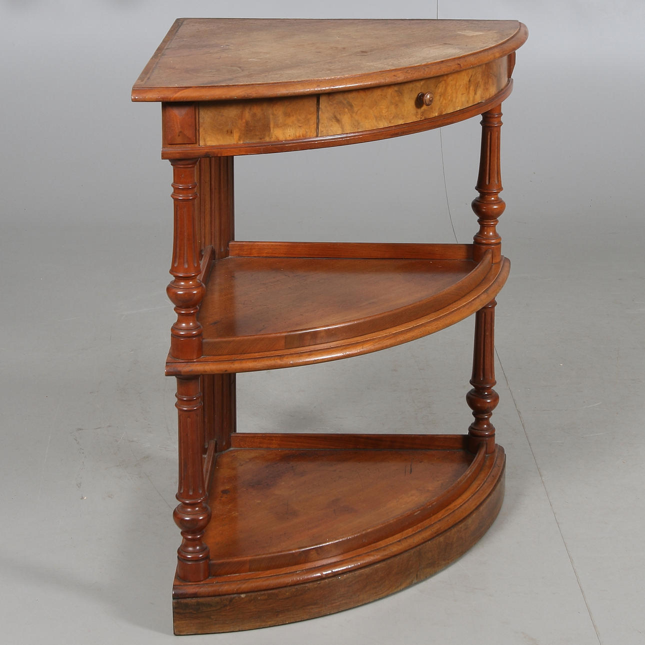 HÖRNHYLLA, trä, 1900-tal.