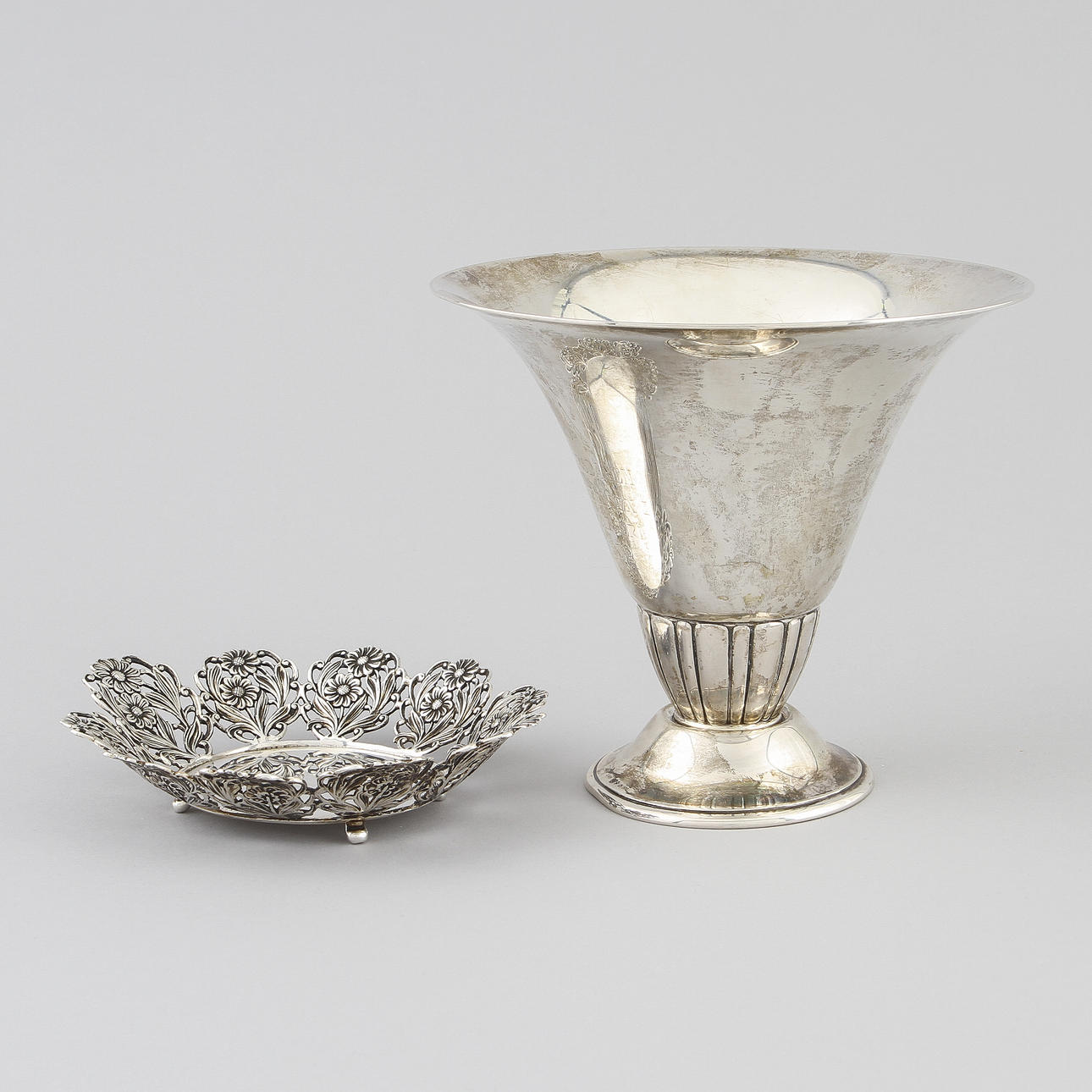 SKÅL PÅ FOT samt FAT, silver, Sverige 1933 samt 1979. Vikt 318 gram.