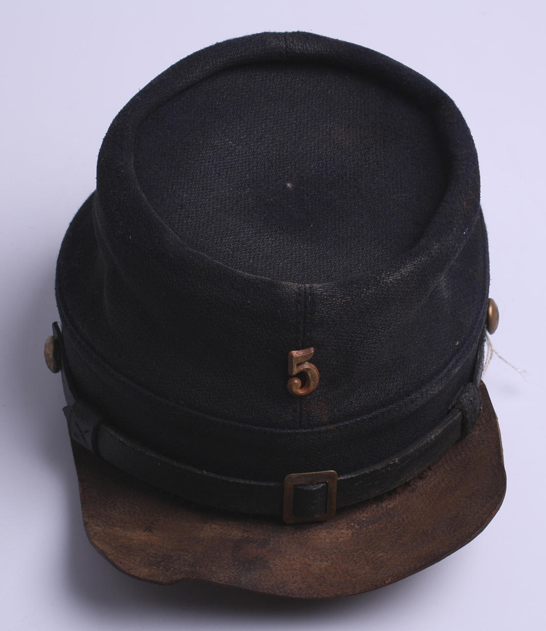 KEPSMÖSSA - NORDSTATARE, nr 5, svart, läderskärm, 1800-tal, USA.