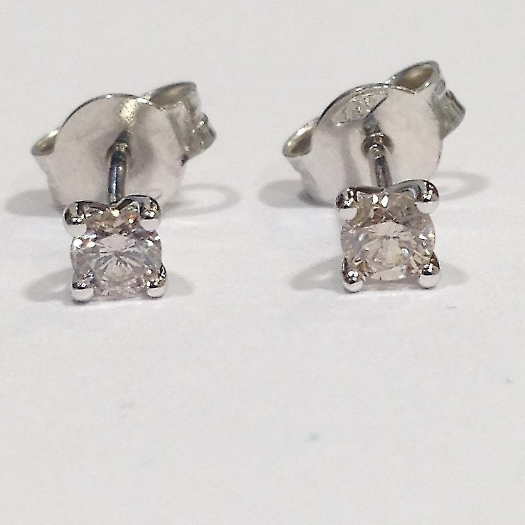 DIAMOND STUDS, 0.28 CARATS.