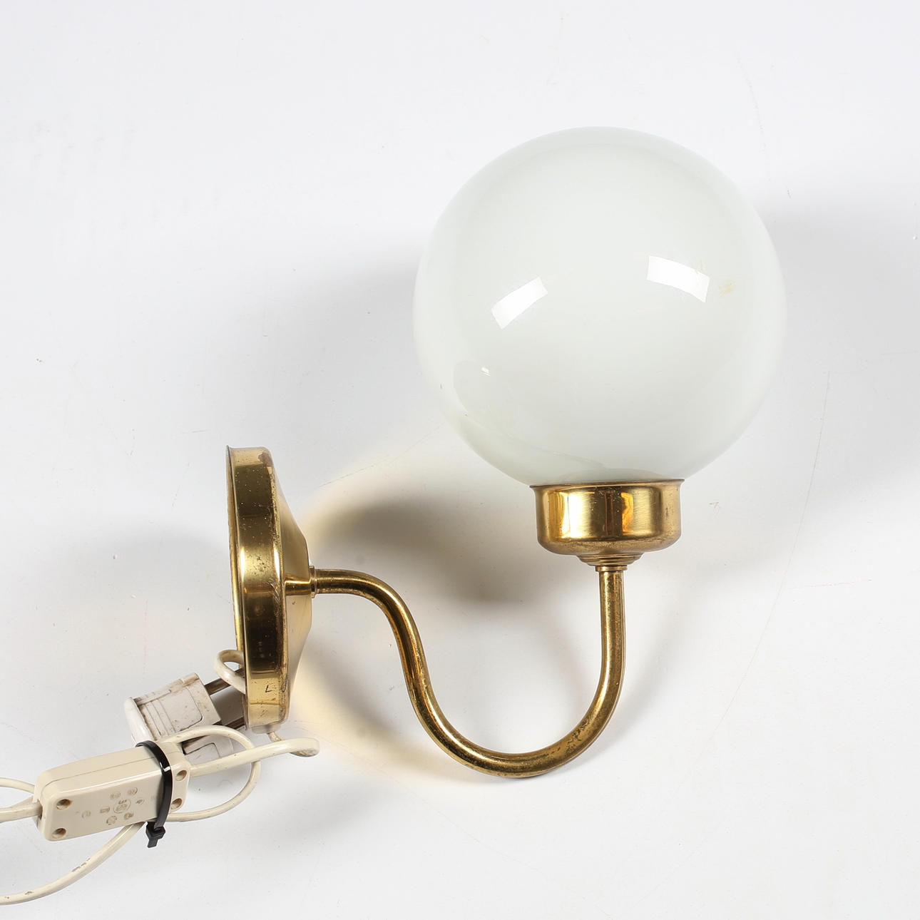 VÆGLAMPE, glas/messing, Abo, Danmark, 1900-tallet.