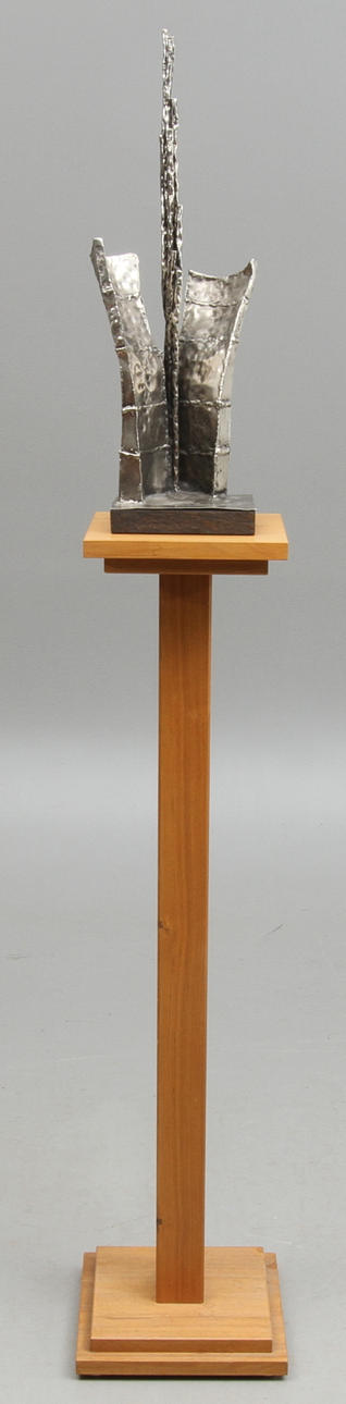 OKÄND KONSTNÄR. Komposition, skulptur, aluminium, på piedestal.