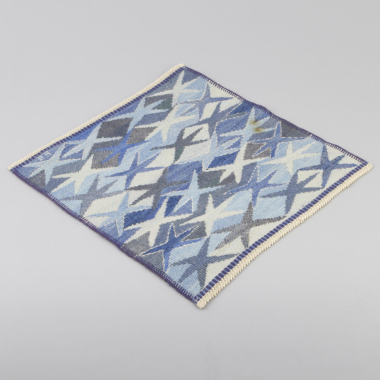 BARBRO NILSSON. Vävnad, gobelängteknik, dekor av stjärnor. För Märta Måås-Fjetterström. Signerad BN.