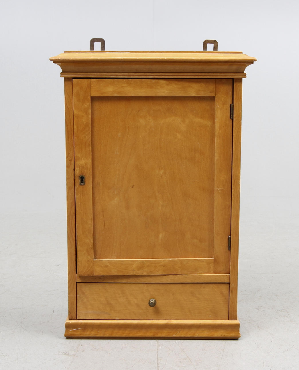 VÄGGSKÅP, björk, Gideon Nilsson, Linköping, 1900-talets första hälft.