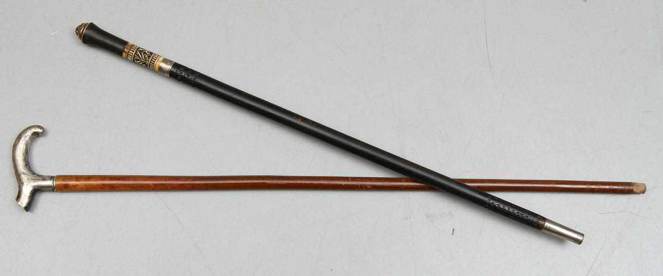 KÄPPAR, 2 st, varav en med krycka i silver, 1900-tal.