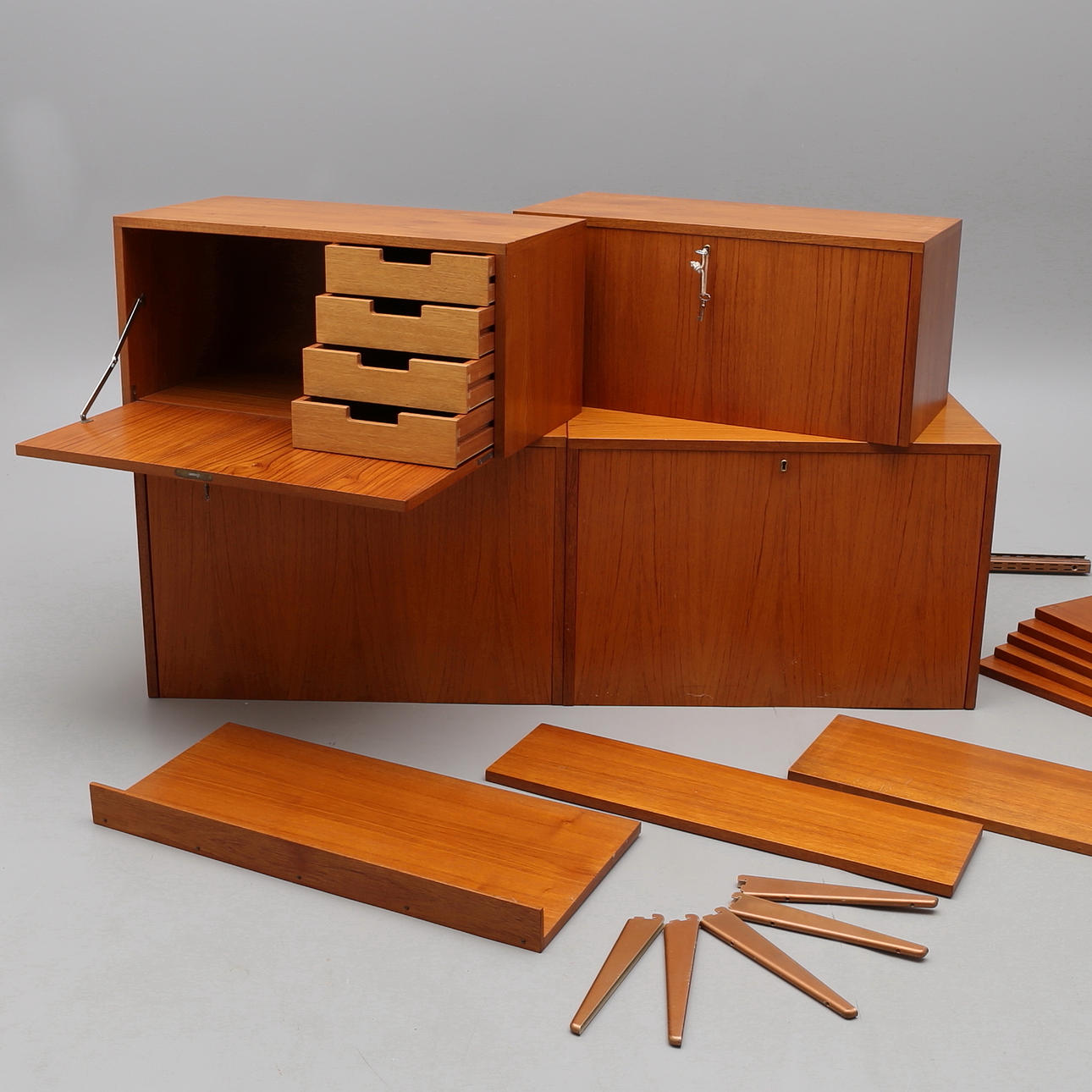 MODULSYSTEM, VÄGGHÄNGT, TEAK, OMKRING 1970-TALET. Möbler - Skåp ...