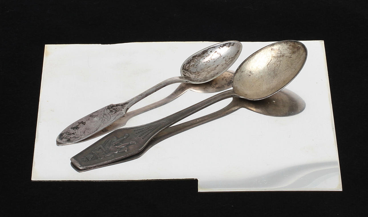 PLATTA, råsilver samt SKEDAR, 2 st, silver, 1900/2000-tal. Vikt 252 gram.