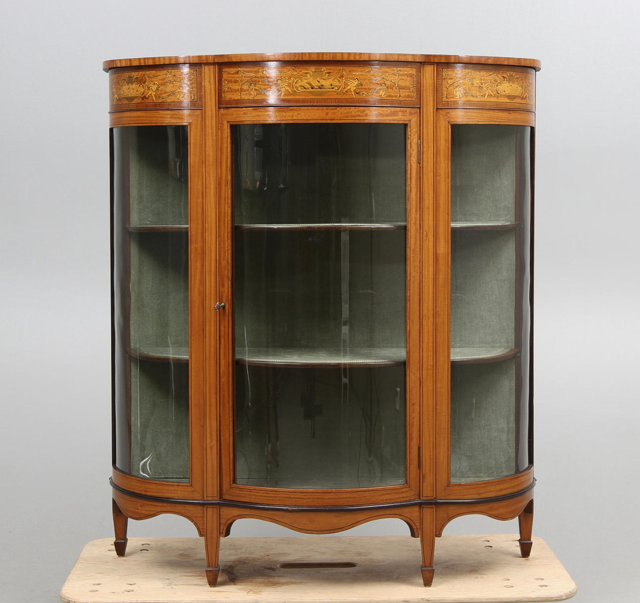 VITRINSKÅP, intarsia, 1900-tal.