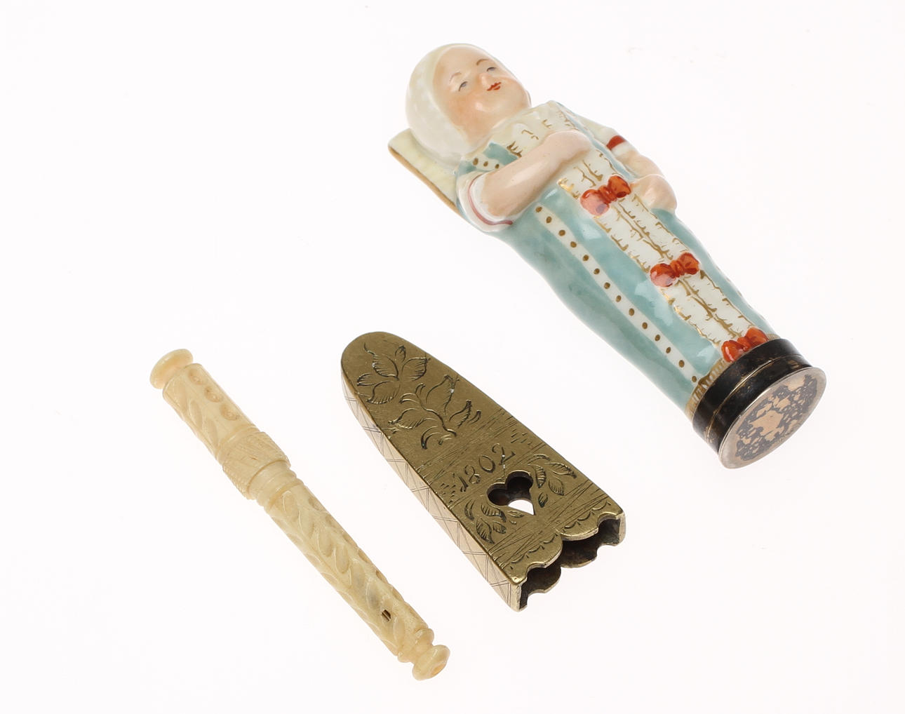 NÅLHUS, 3 st, mässing daterad 1802, porslin Royal Copenhagen lock i silver samt ett i benarbete.