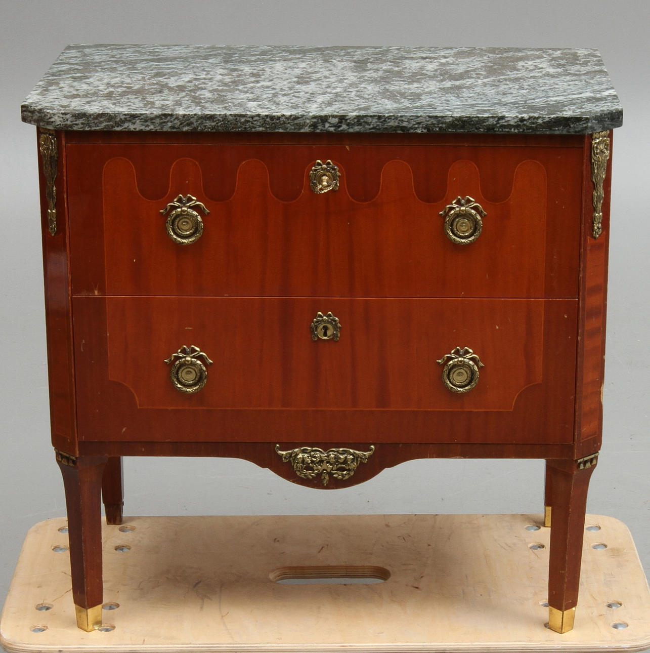 BYRÅ, Gustaviansk stil, 1900-tal.