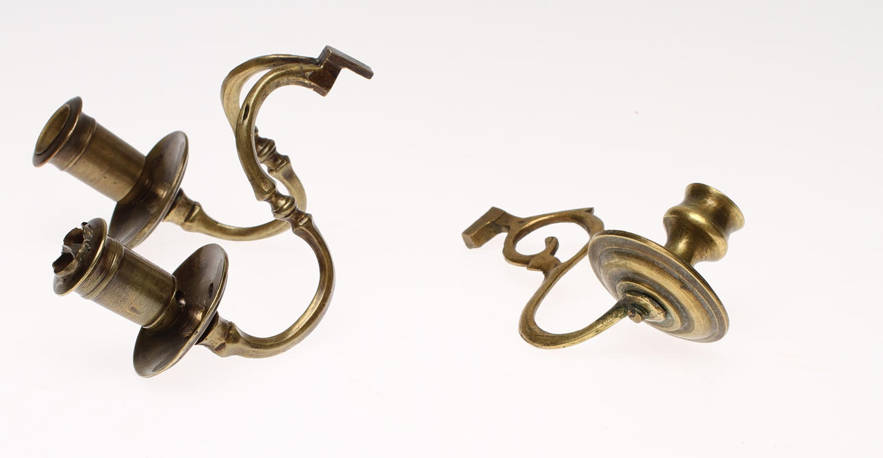 LJUSARMAR, 2 st, mässing, varav en för 2 st ljus, 1700/1800-tal.