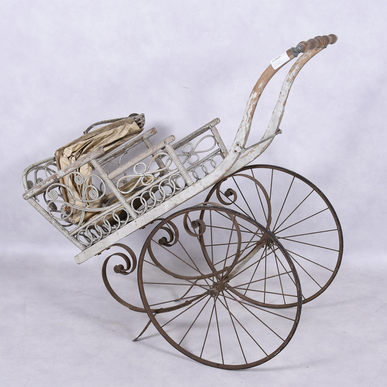 BARNKÄRRA, trä, 18/1900-tal.