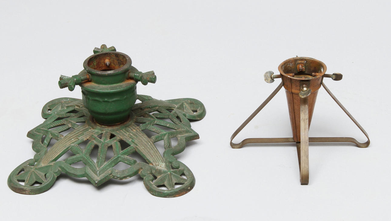 JULGRANSFÖTTER, 2 st, grönmålat gjutjärn med dekor av stjärnor samt en i koppar, tidigt 1900-tal.