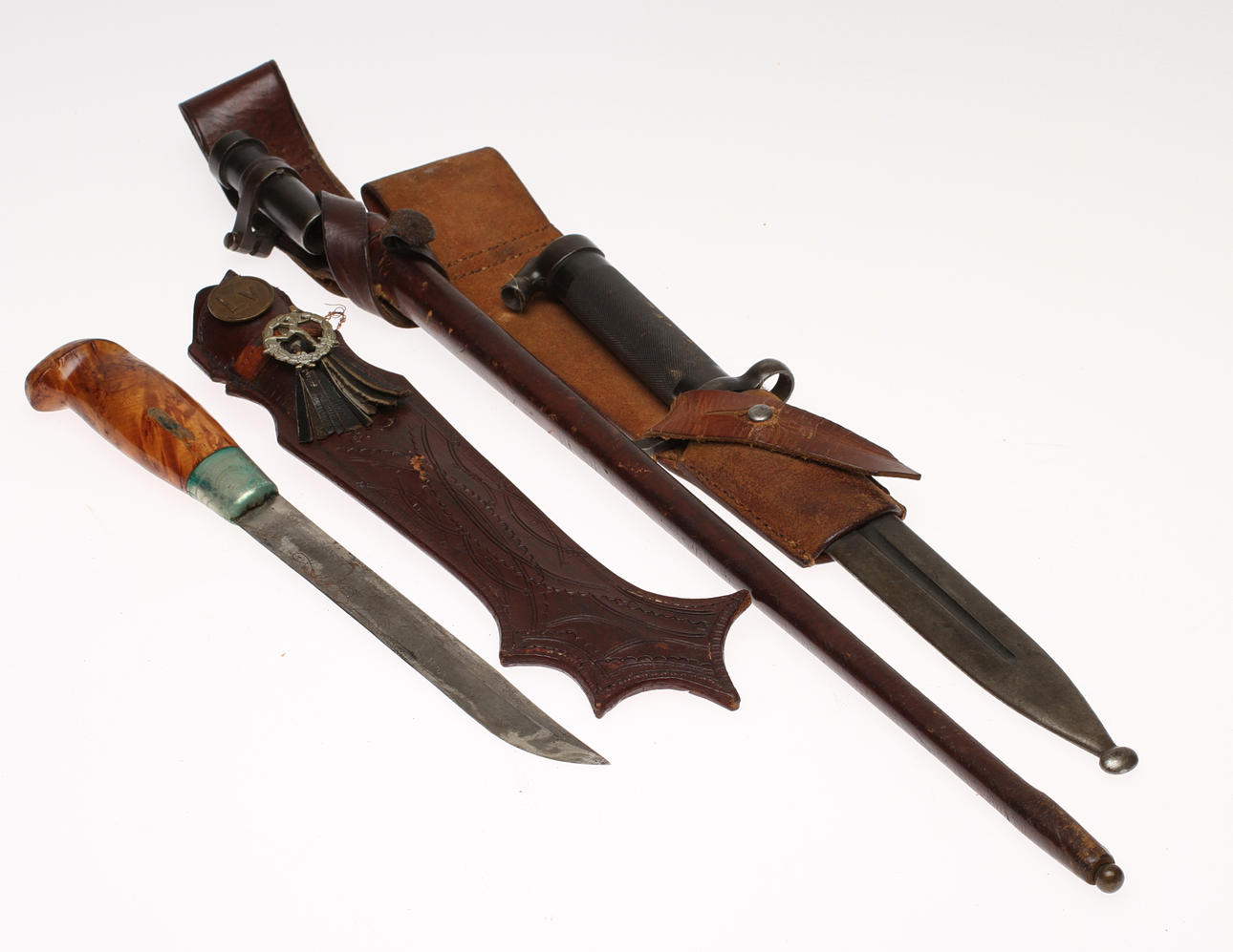 KNIV, BAJONETTER, 2 st, 1900-tal, i baljor.