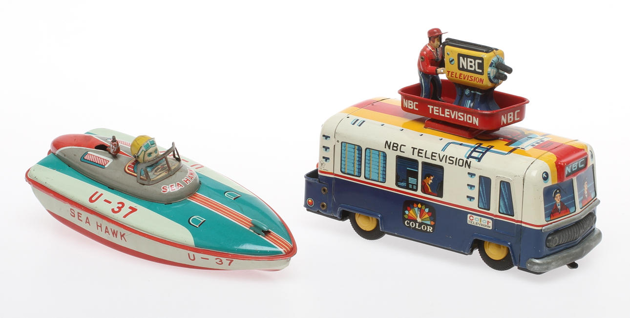 PLÅTLEKSAKER RCA / NBC inspelningsbuss Yonesawa Japan och båt Sea Hawk ALPS Japan.