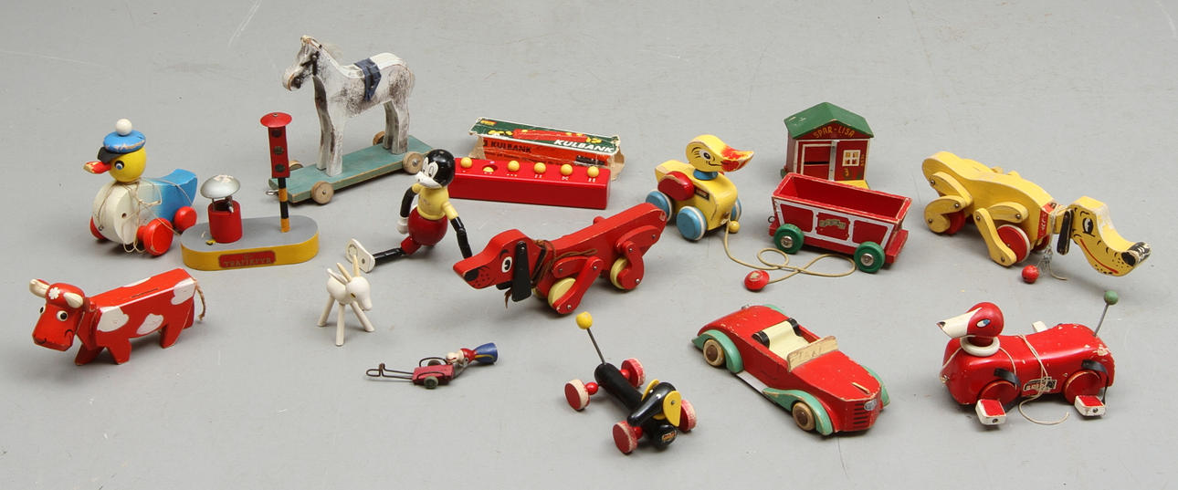 TRÄLEKSAKER cirka 12 stycken. BRIO, NK, GEMLA med flera.