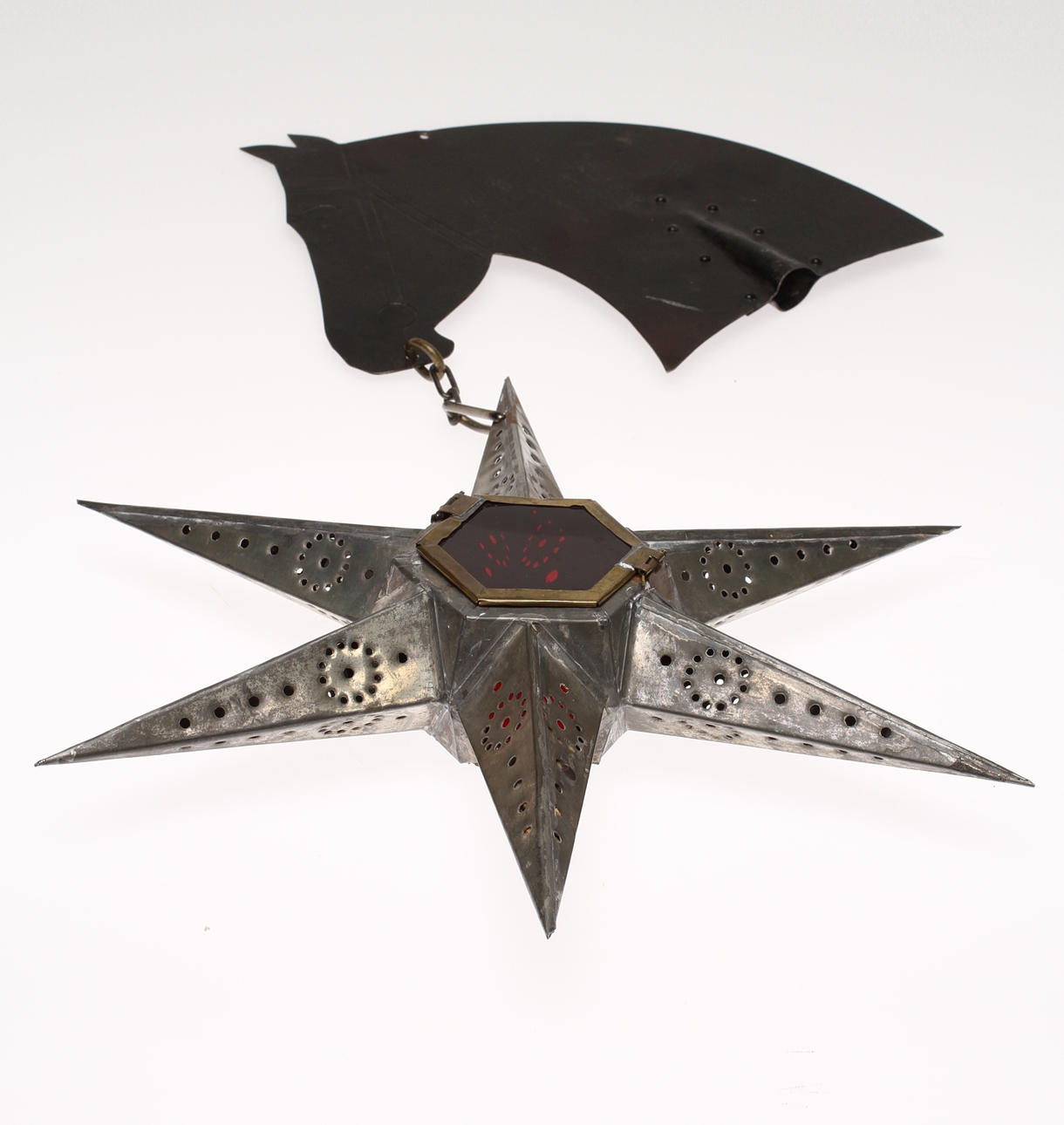 LYKTA I FORM AV STJÄRNA, med hållare i form av hästhuvud, plåt/mässing. 1900-tal.