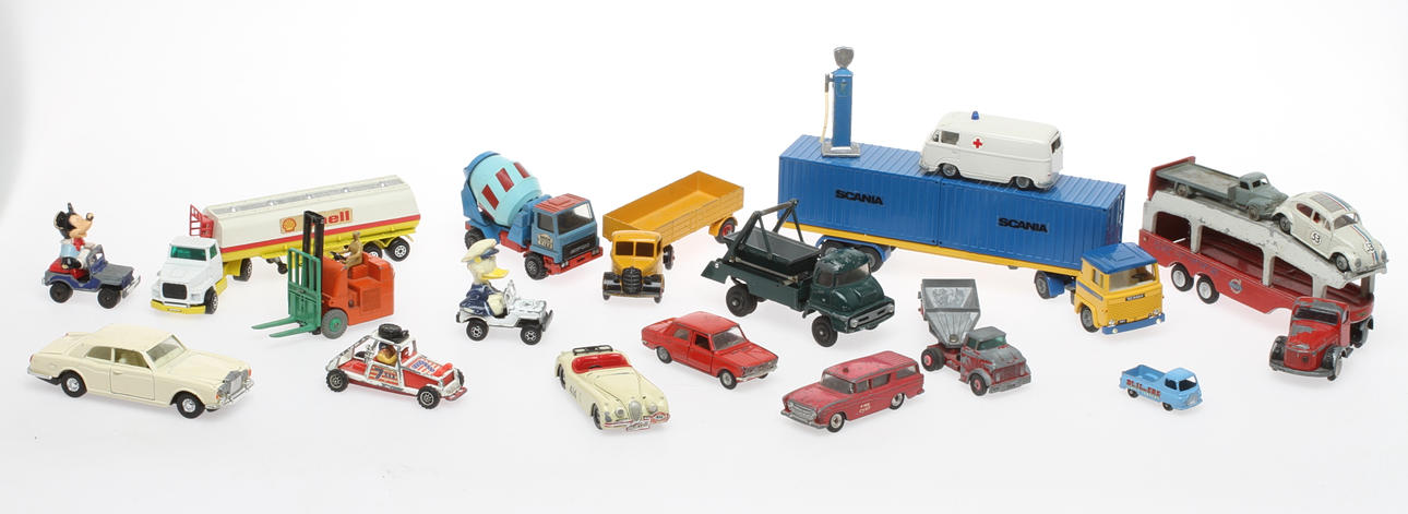 MODELLBILAR cirka 20 delar. TEKNO, DINKY, WILMER, MATCHBOX, LESNEY, CORGI med flera.