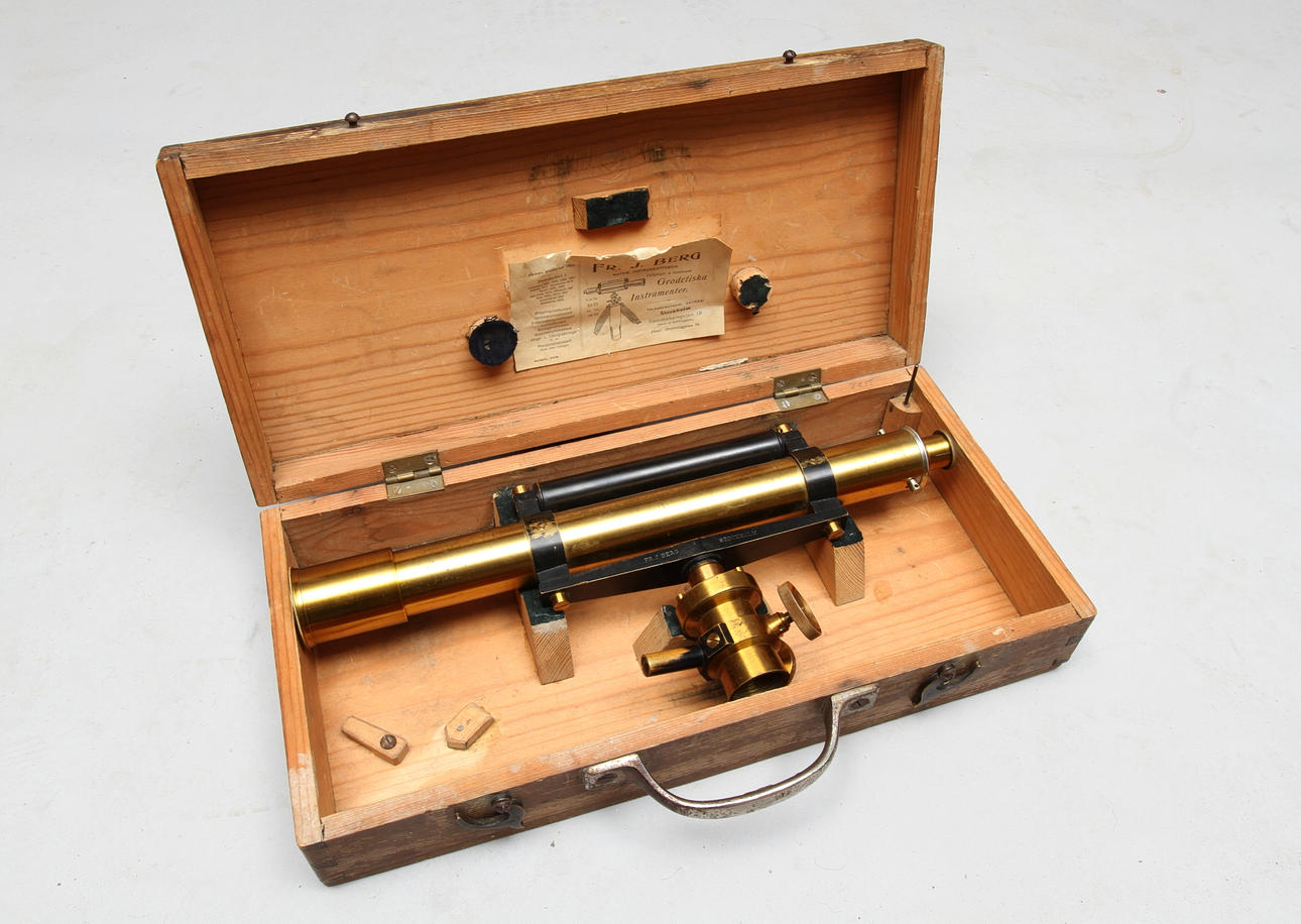 AVVÄGNINGSINSTRUMENT i trälåda, Fr.J.Berg, Stockholm.