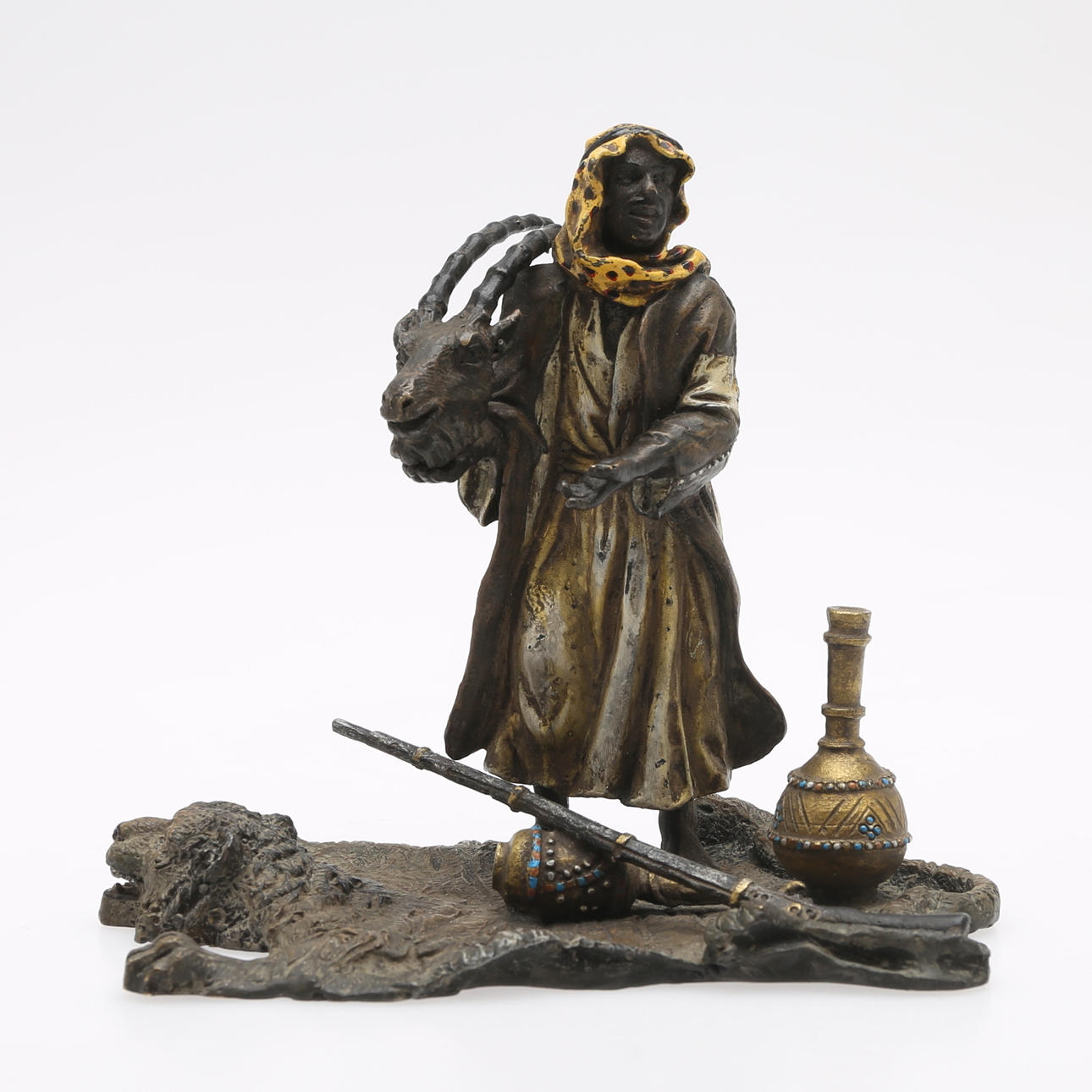 SKULPTUR, arabisk købmand med varer.