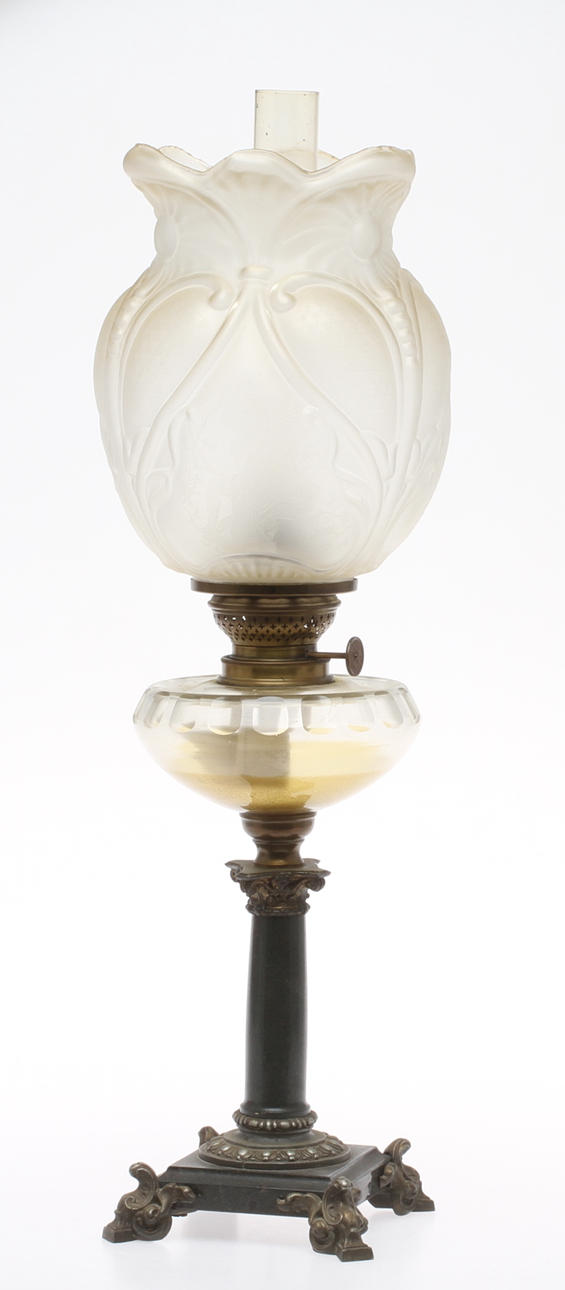 FOTGENLAMPA, med glaskupa, omkring 1900.