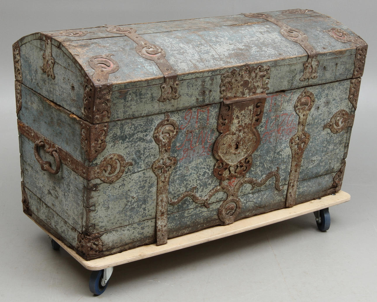 KISTA, med metallbeslag, 1700-tal.