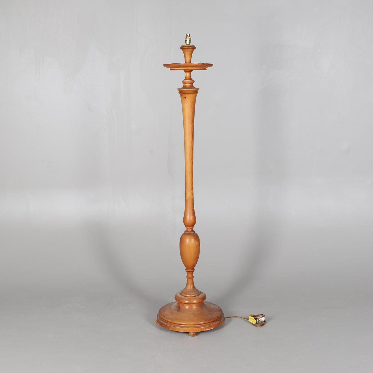 gedrechselte Holz-Stehlampe.