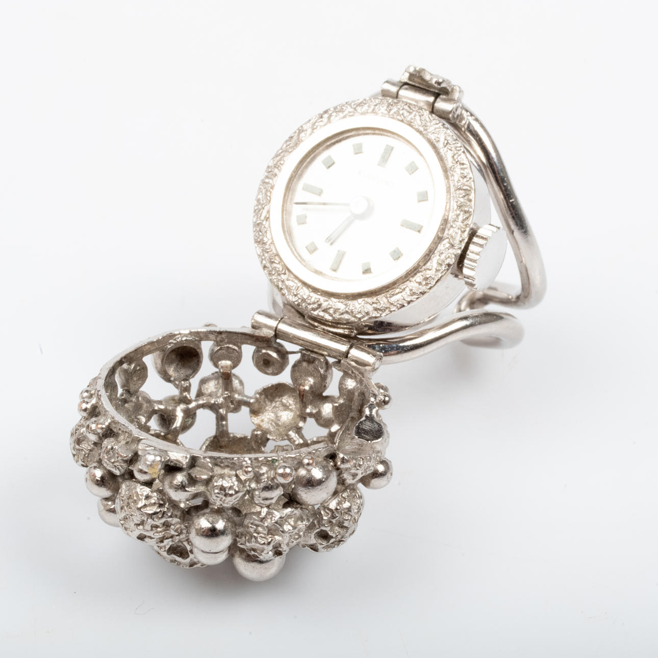 KLOCKRING, vitmetall, Klarlund, Danmark.