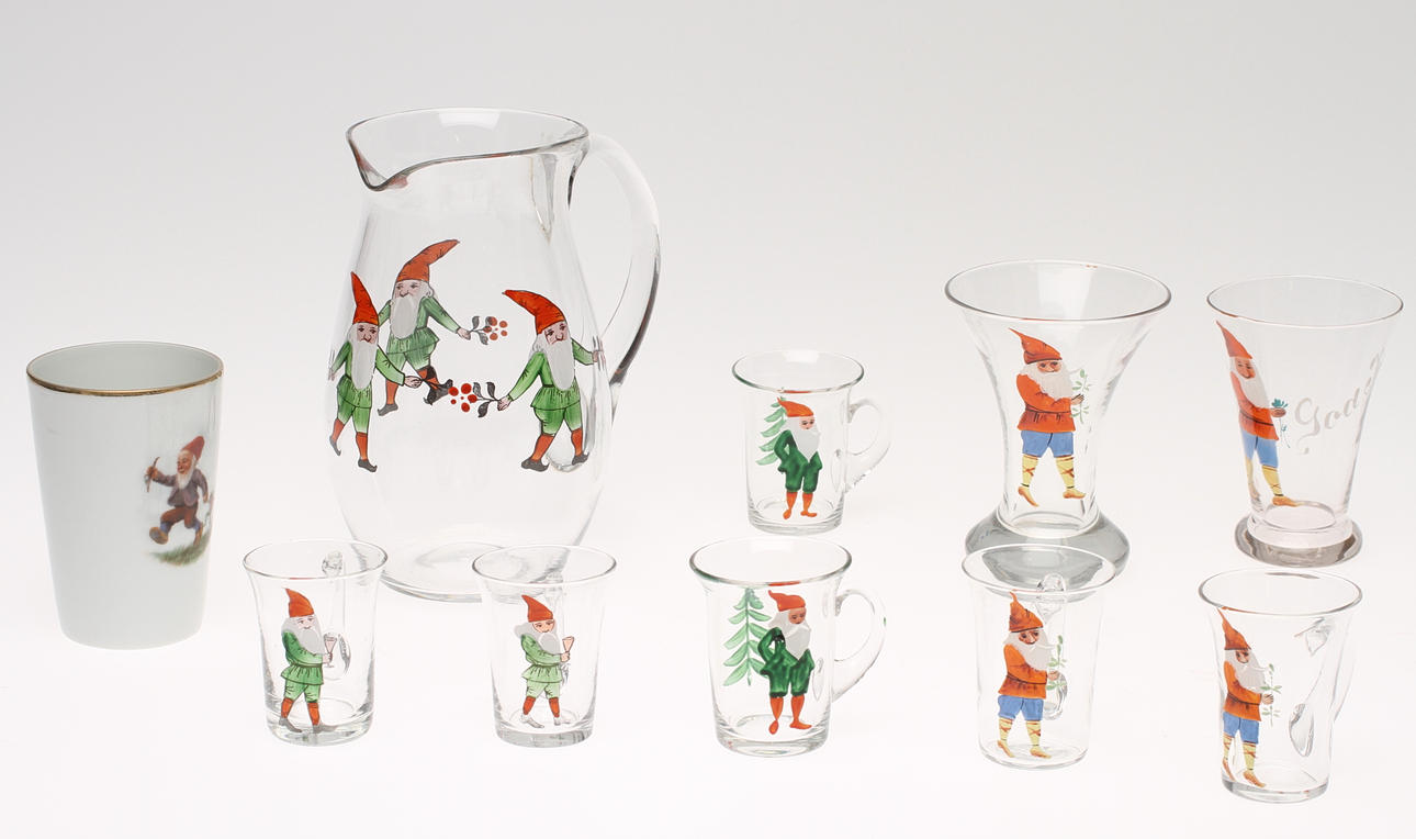 PARTI GLAS MED TOMTEMOTIV, 9 delar, kanna, glöggmuggar, ölglas samt mugg i porslin, 1900-tal.